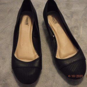 Black leather sandals with slight heels